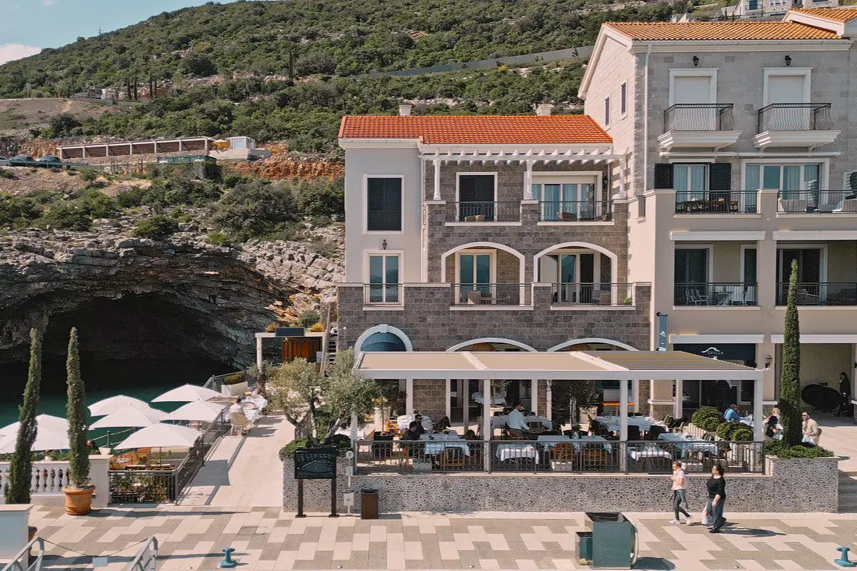 Restoran Špilja — Luštica Bay